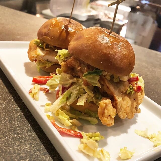 Introducing our NEW Cripsy Chicken Sliders made with crispy Organic Mary’s Farm chicken breast, fresno chili slaw & brioche 🙌! Available now! 
We are open from 3:30pm-8pm today.